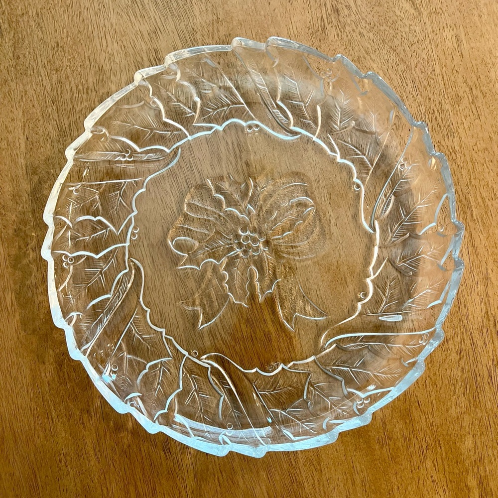 Fifth Avenue Crystal Holly 13-inch Round Frosted Platter